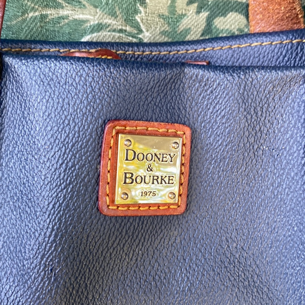 Says a Dooney and Bourke leather purse, medium size